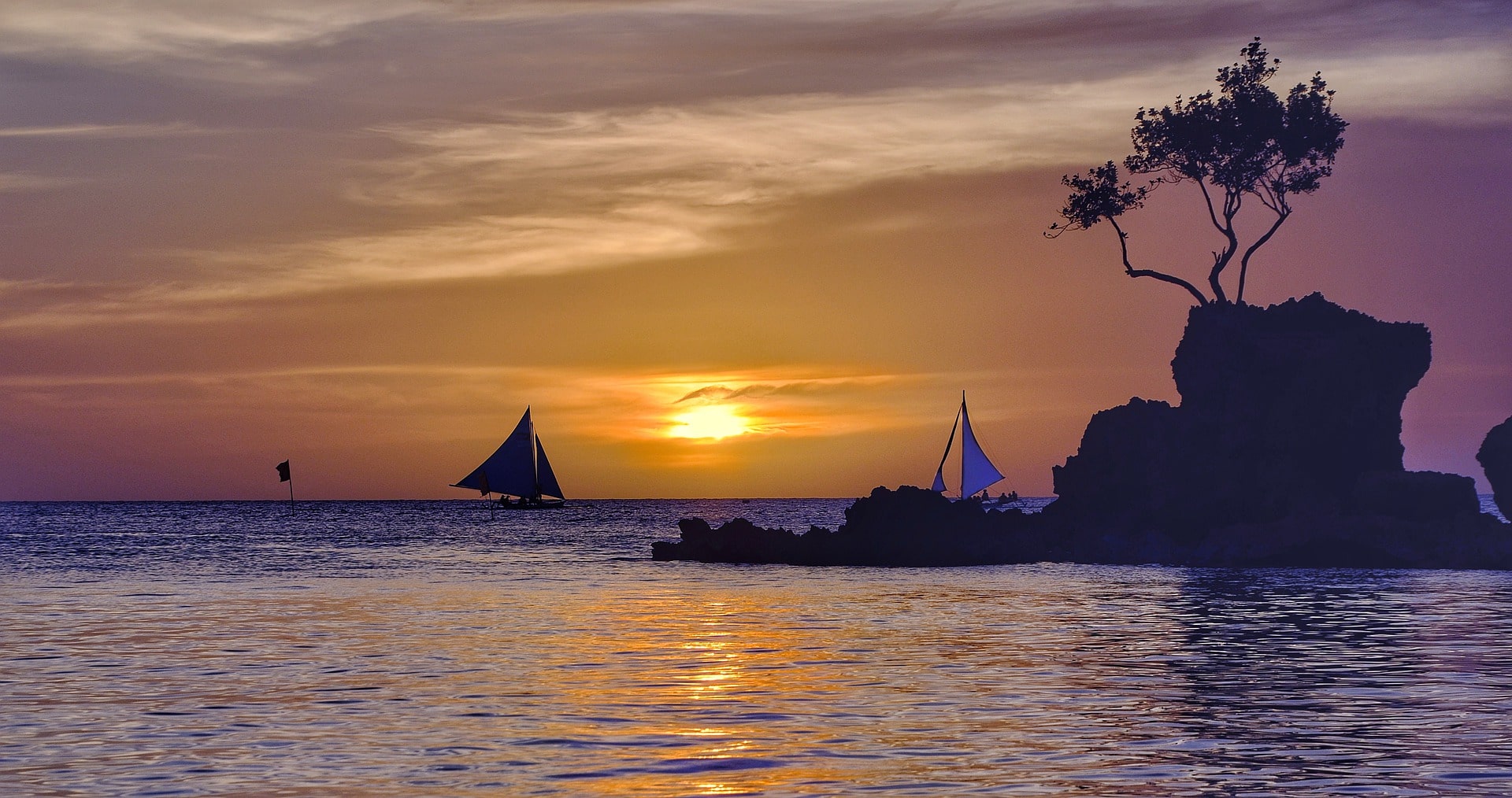 La meraviglia del tramonto all'orizzonte di Boracay. Segui i consigli di Amerigo per sapere quando andare alle Filippine