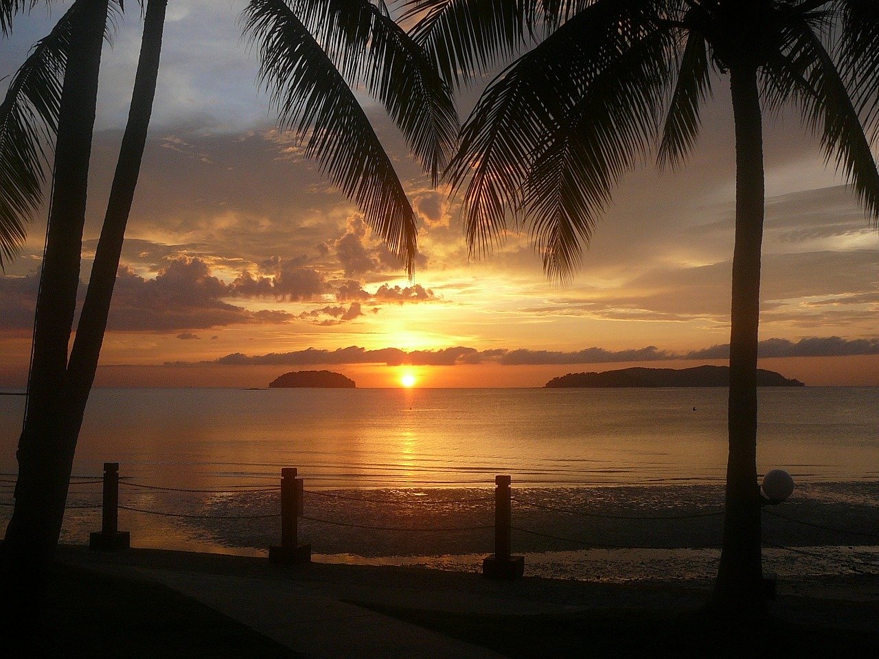 Il tramonto visto dalle coste del Borneo malese, una delle mille attrazioni mozzafiato della Malesia di mare