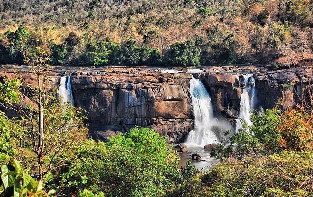 Le cascate di Athirapally nello stato del Kerala, altro luogo spettacolare per sapere cosa vedere durante un viaggio in india