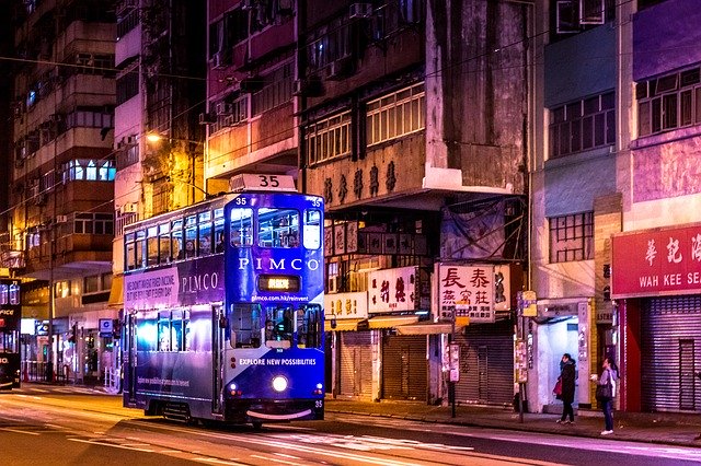 Il ding-ding, il tradizionale tram a due piani utilizzato dagli abitanti di Hong Kong. Scopri cosa vedere con Amerigo.it