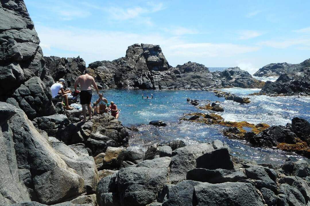 Bagnanti raggiungono la Natural Pool ad Aruba.