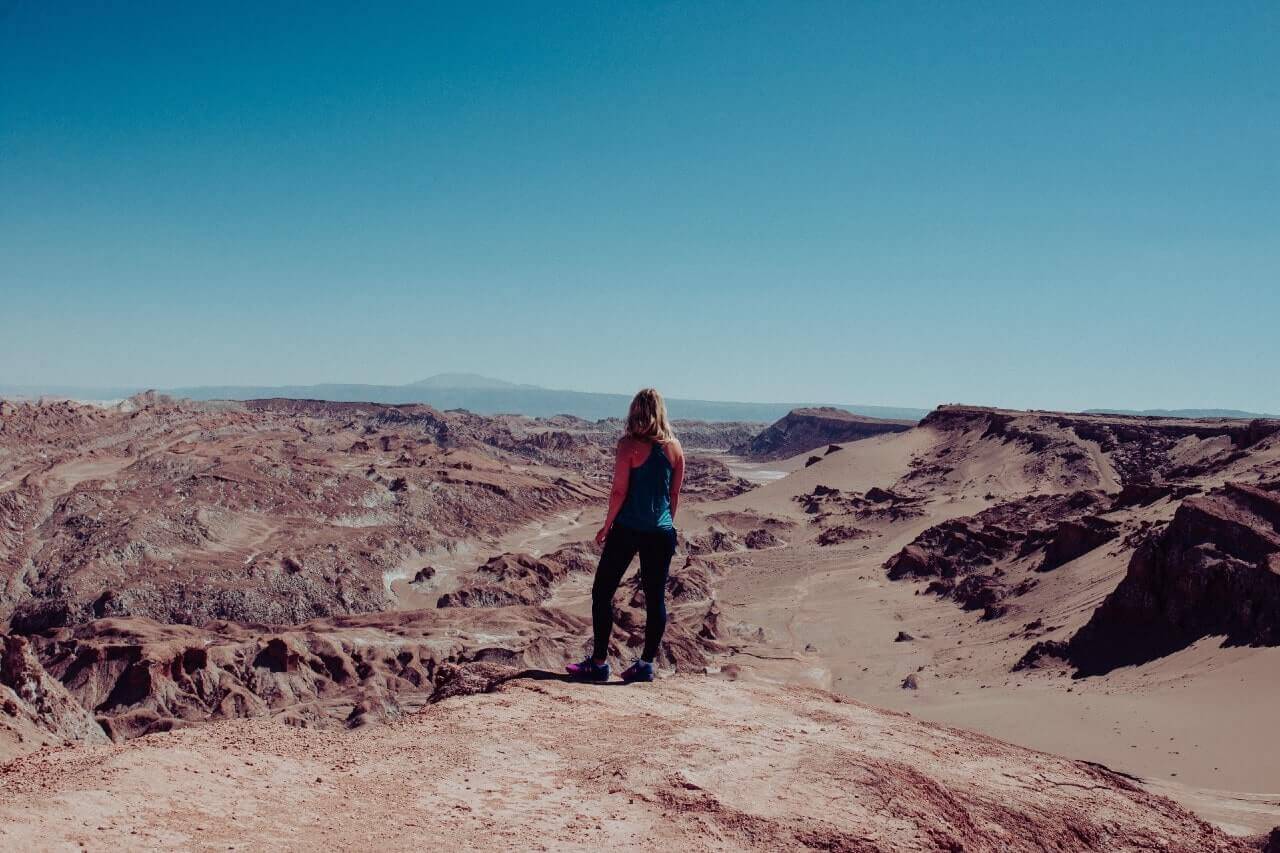 Una turista osserva la Valle della Luna, nel Deserto de Atacama, in Cile.