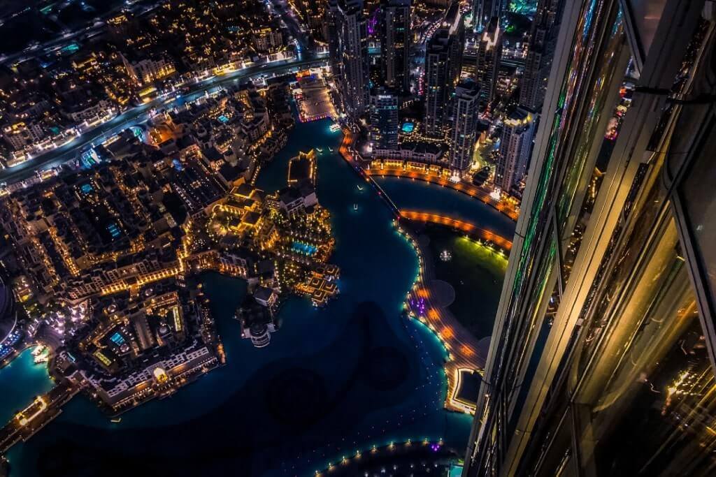 Vista di Dubai da una terrazza del Burj Khalifa alla sera.
