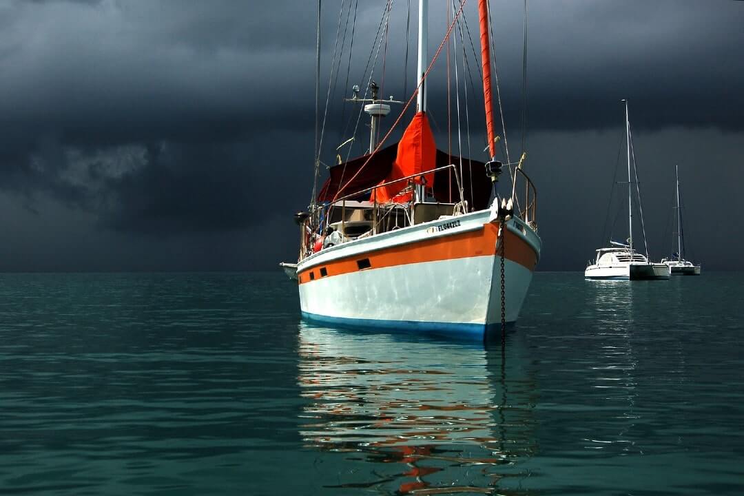 Una barca in mare in un giorno di maltempo in Belize.