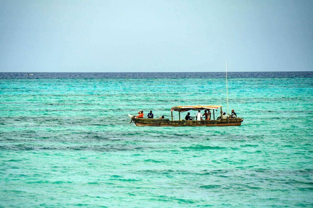 Una barca nel verde mare di Nungwi, a Zanzibar.