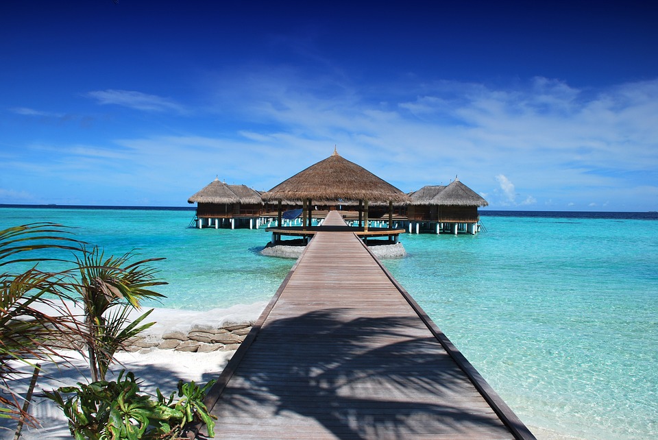 Tipiche palafitte in mezzo al mare, raggiungibili con un ponte di legno, alle Maldive