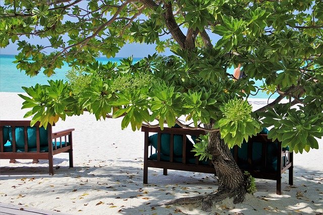 La comodità dei resort sulla spiaggia. Goditi il tuo viaggio alle Maldive con Amerigo.it