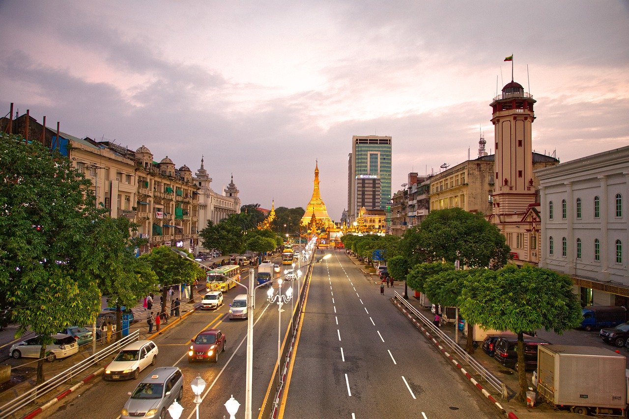 La pagoda Shwedagon sullo sfondo delle strade di Yangon, altra grande attrazione da inserire nel "cosa vedere" durante un viaggio in Myanmar