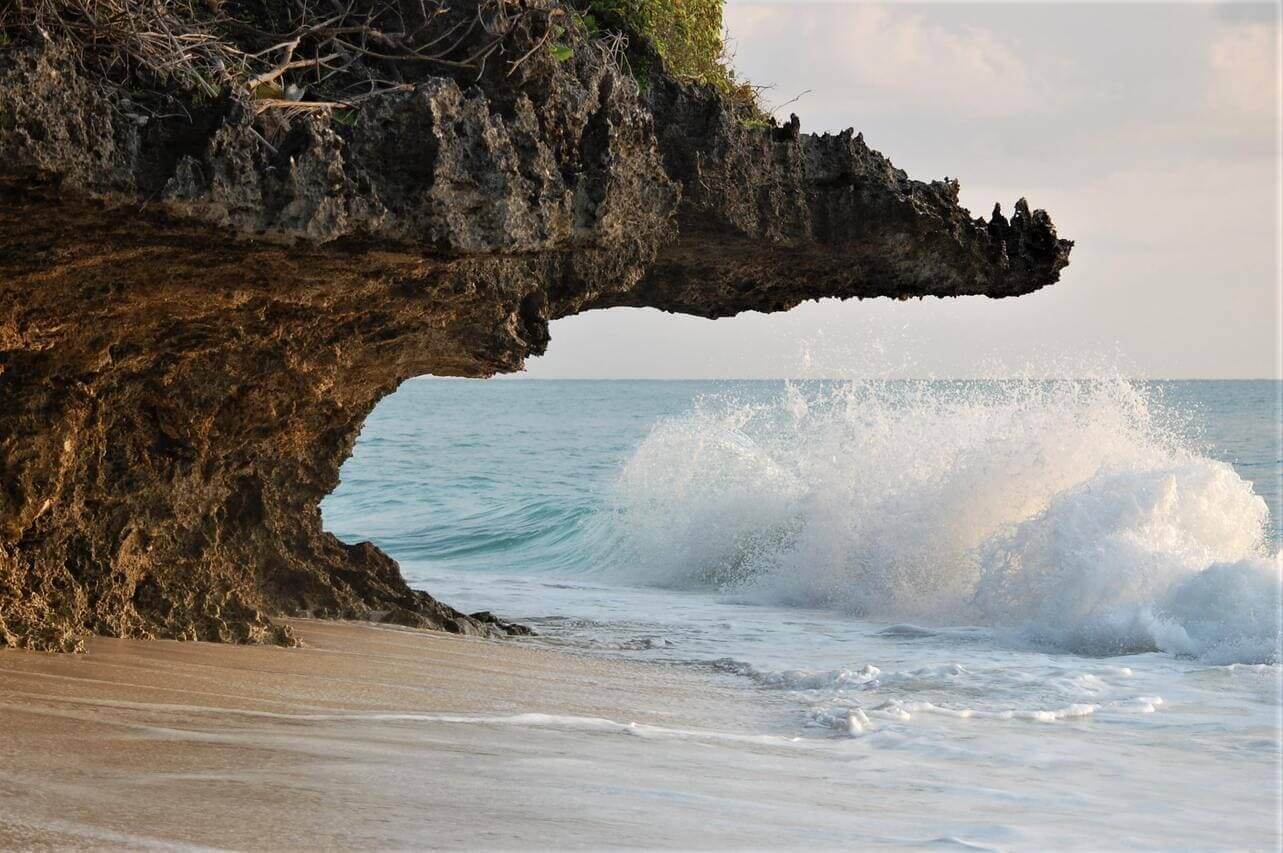 Una selvaggia spiaggia in Zanzibar sferzata dalle onde.