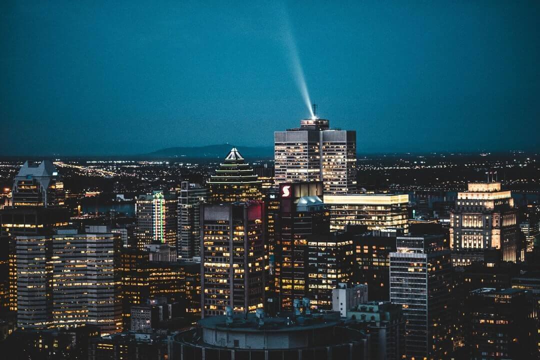 Montreal illuminata dalle luci della sera. Cosa vedere a Montreal?