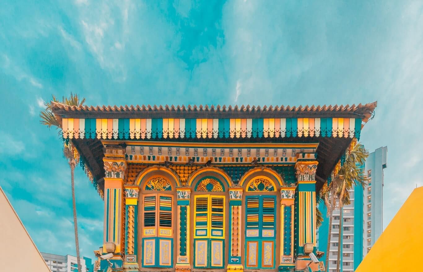 Caratteristico edificio colorato di Little India, Singapore.