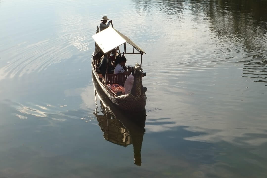 Una tipica imbarcazione a Siem Reap, Cambogia.