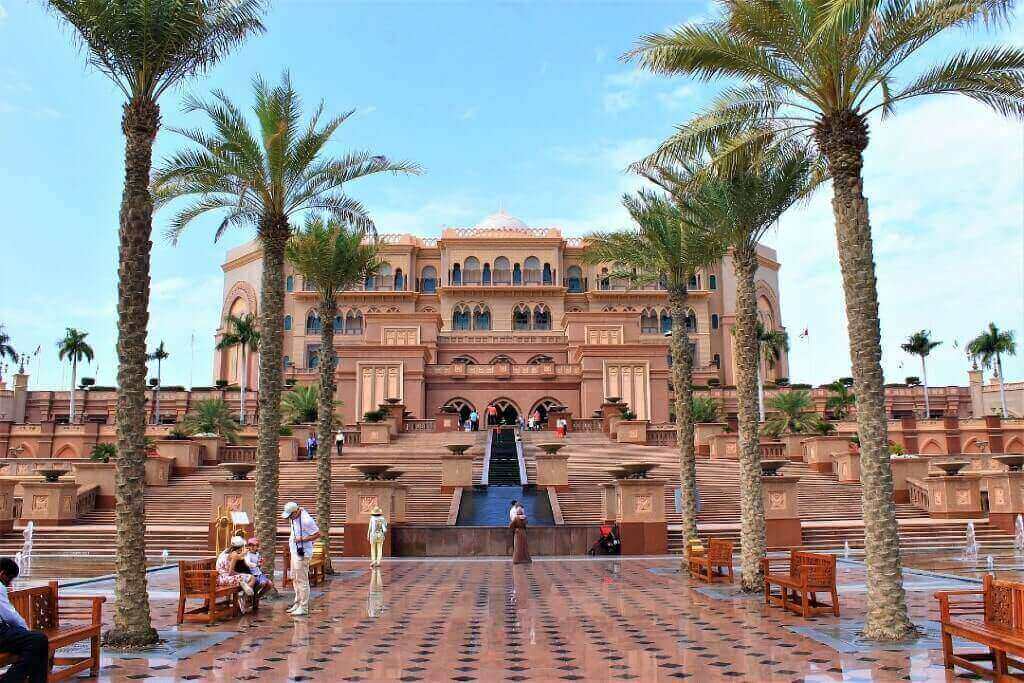 Facciata dell'Emirate Palace Hotel di Abu Dhabi, negli Emirati Arabi.