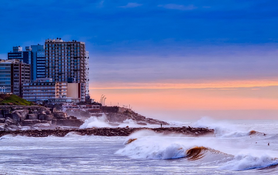 Vista della costiera di Mar del Plata, gioiello del Sudamerica, con un’assicurazione viaggio Argentina si visita in sicurezza