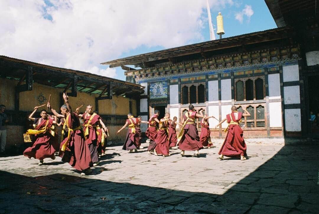 Danza durante uno Tsechu nello Dzong di Trongsa, in Bhutan.