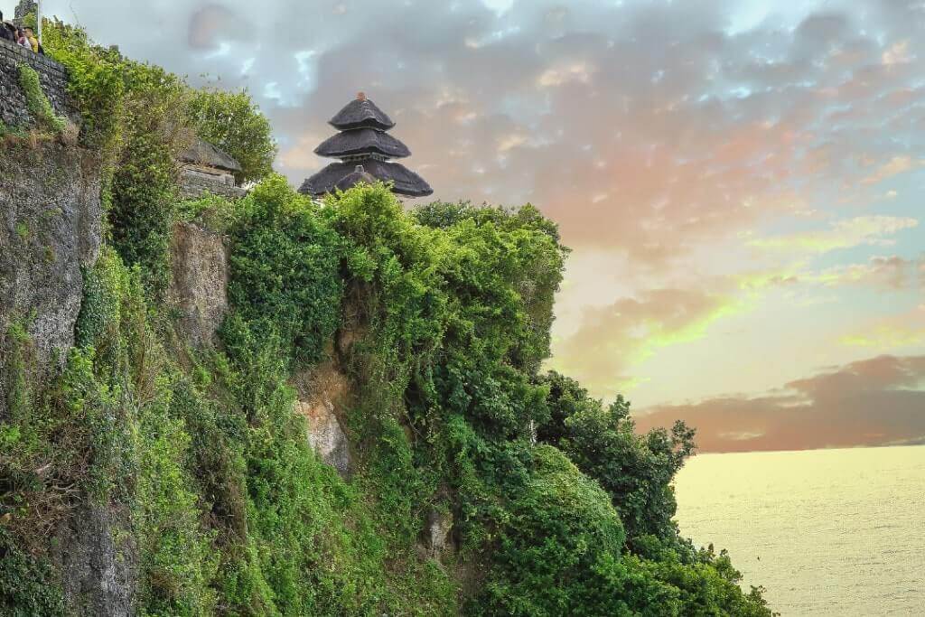 Vista panoramica del tempio Uluwatu a Bali.