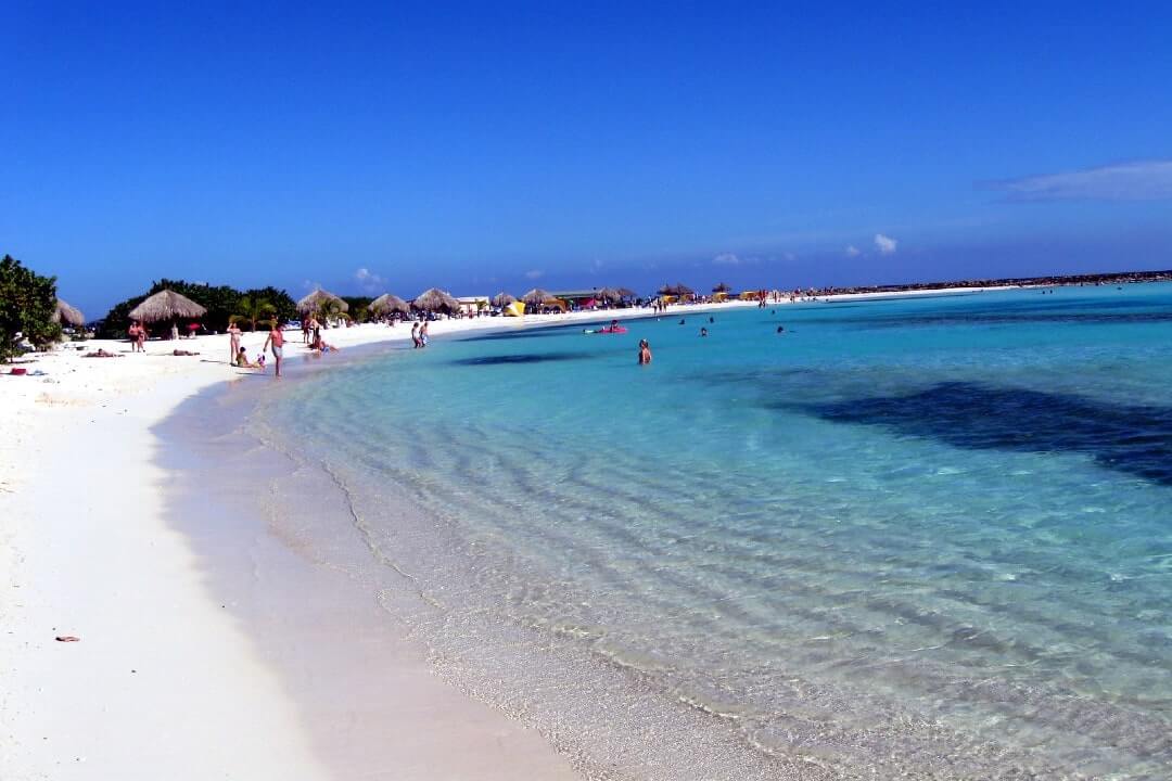 La sabbia bianca di Baby Beach, ad Aruba.