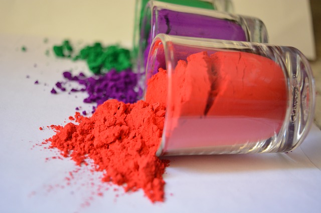 Le polveri colorate che si usano per la festa dei colori in India