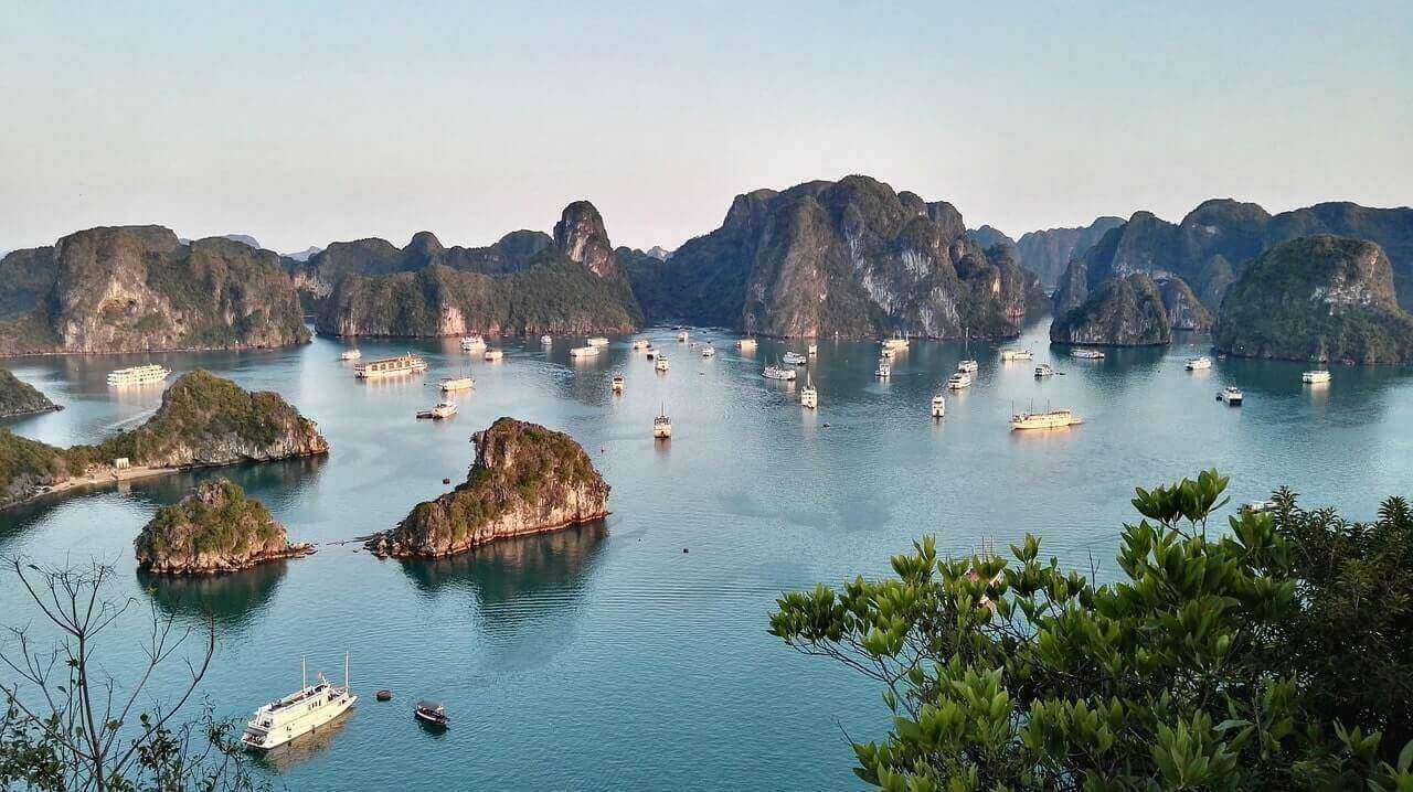 Vista degli spettacolari faraglioni della Baia di Ha Long