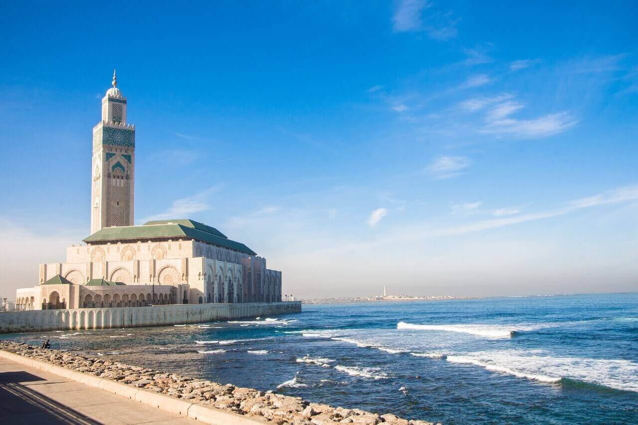 La Moschea di Hassan II, a Casablanca: il mare e le spiagge in Marocco.