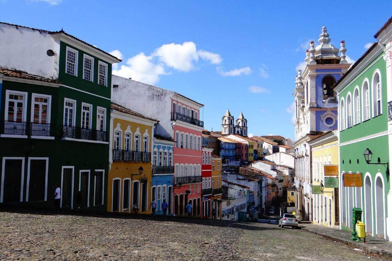 Una colorata via di Salvador de Bahía, in Brasile.