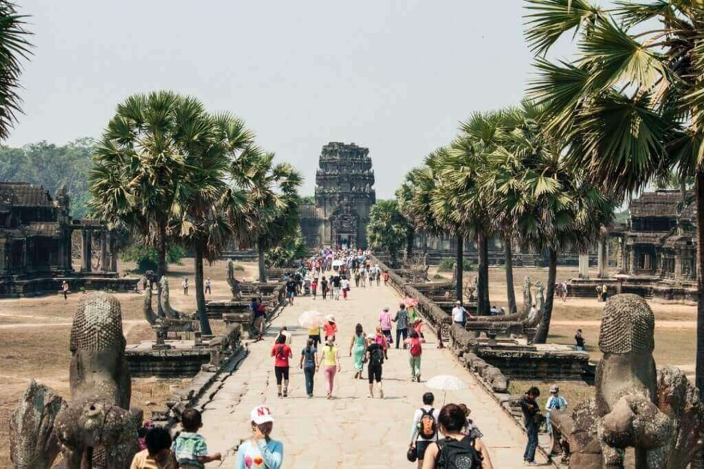 Turisti si avviano verso il tempio di Angkor Wat. Quando andare in Cambogia?
