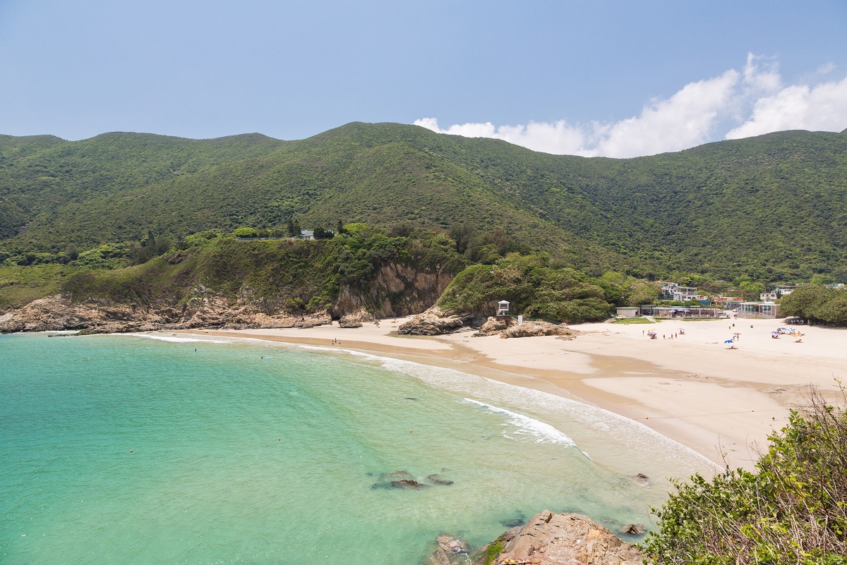 Shek O Beach, l'ideale per una vacanza al mare ad Hong Kong. Scopri cosa vedere con le guide di Amerigo.it