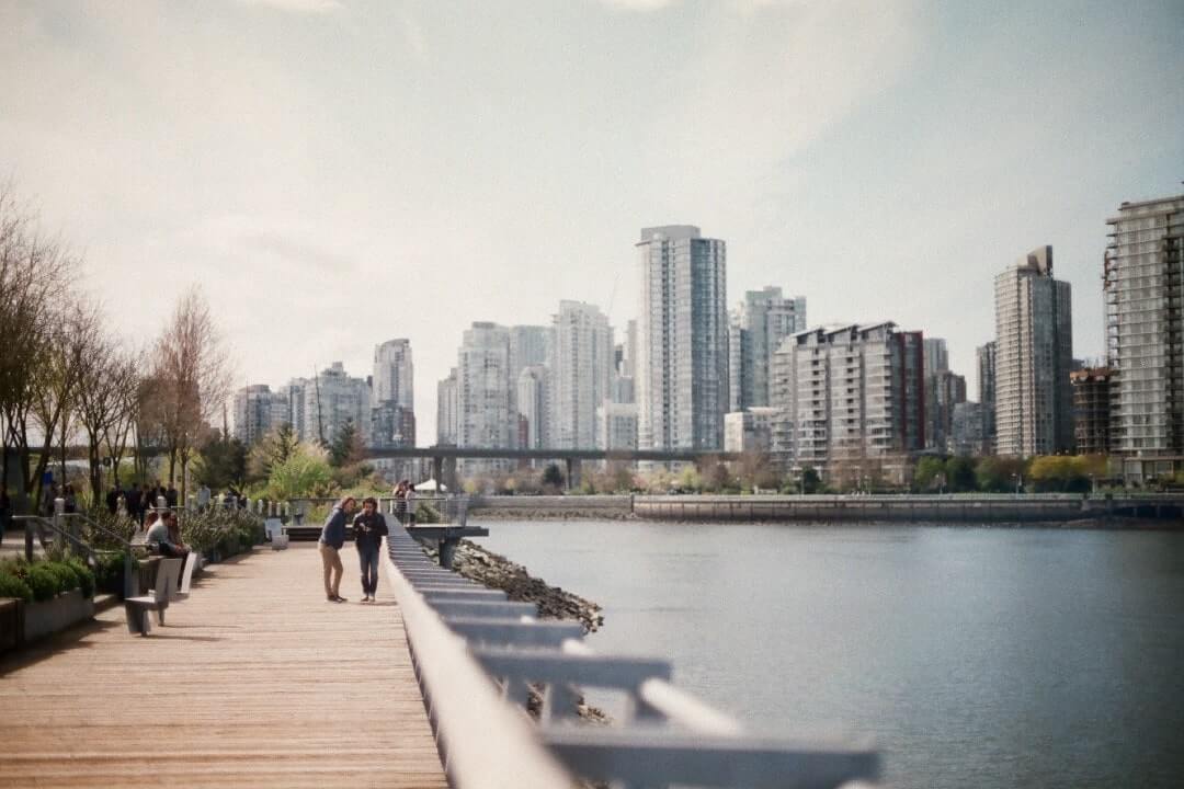 Dei turisti sulla passerella panoramica di False Creek, a Vancouver, in Canada.