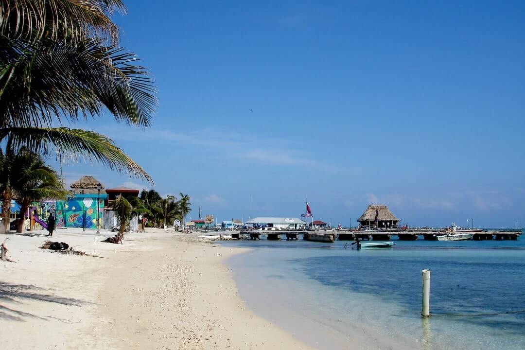 Una spiaggi di Ambergris Caye, vicino San Pedro, in Belize.