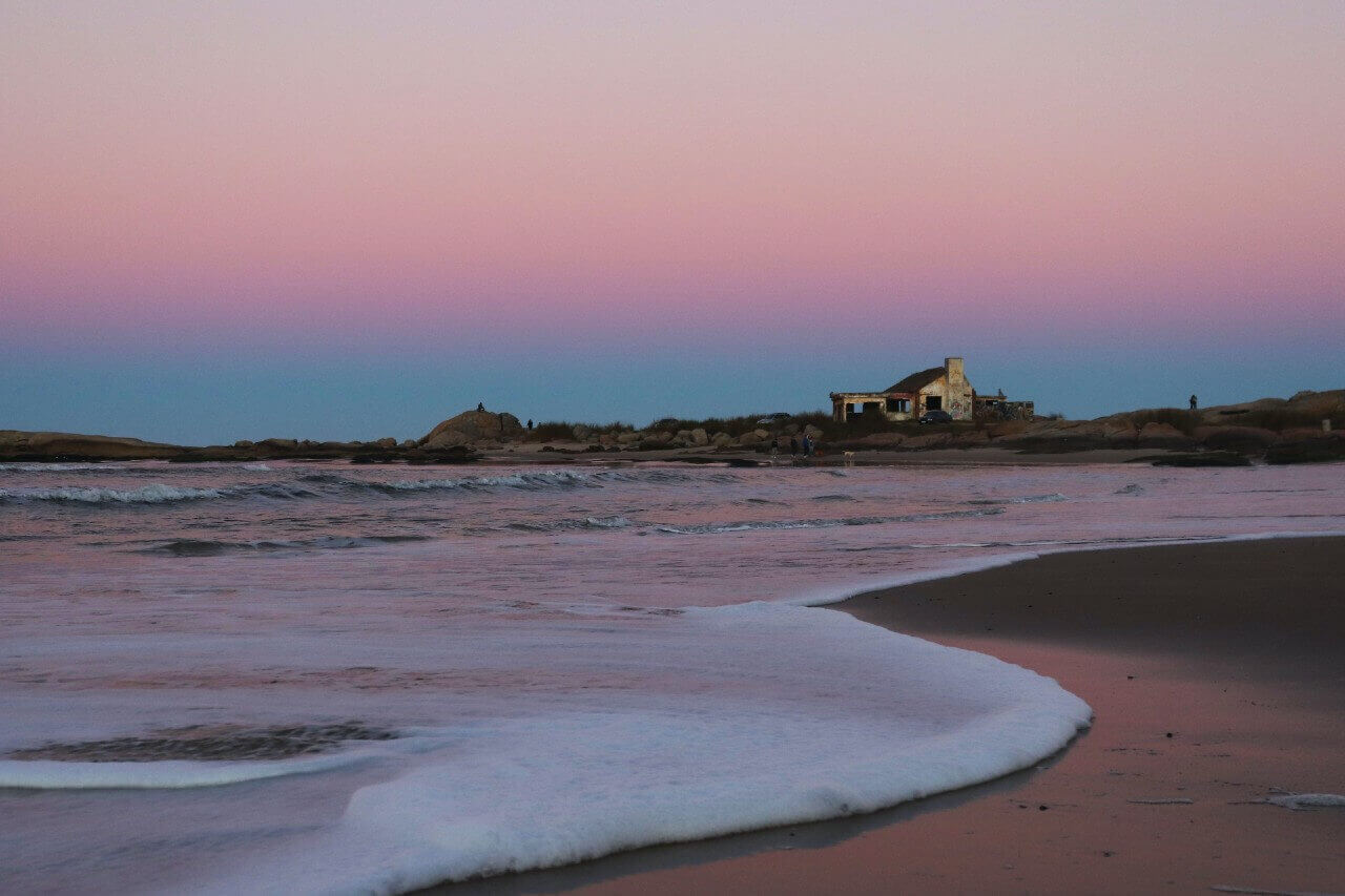 L'alba lungo la spiaggia di Punta del Diablo, in Uruguay.