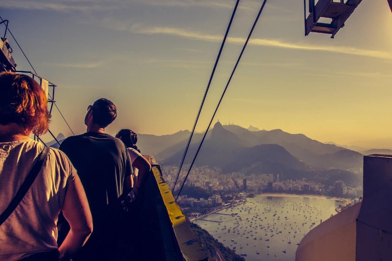 Turisti sul Pan di Zucchero a Rio de Janeiro: Quando andare in Brasile?