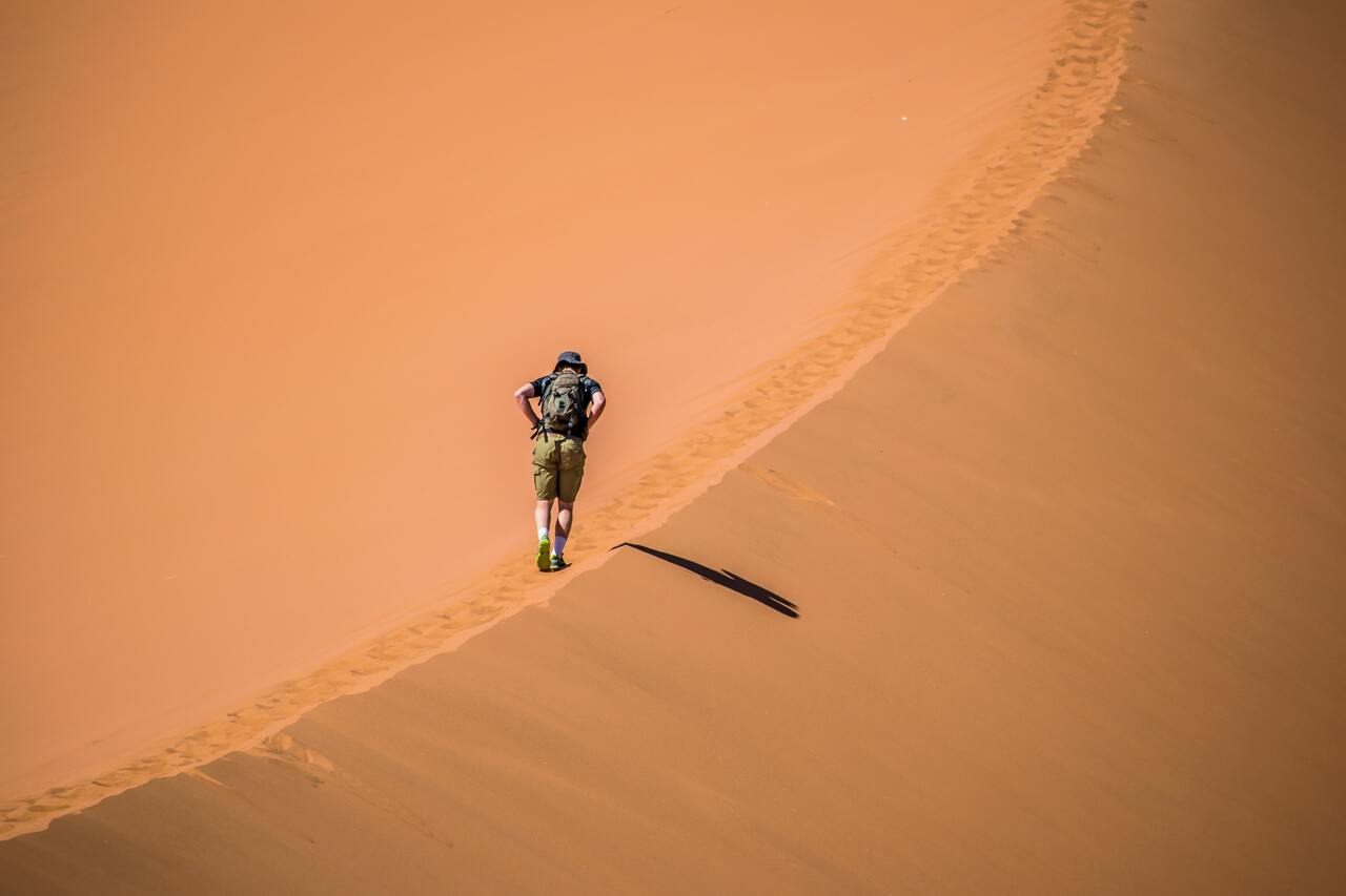 Un uomo fa un safari a piedi nel deserto del Namib, in Namibia.
