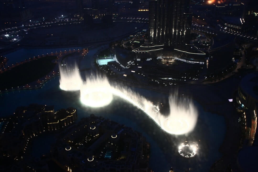 immagine aerea dei giochi d'acqua serali della Dubai Fountain.