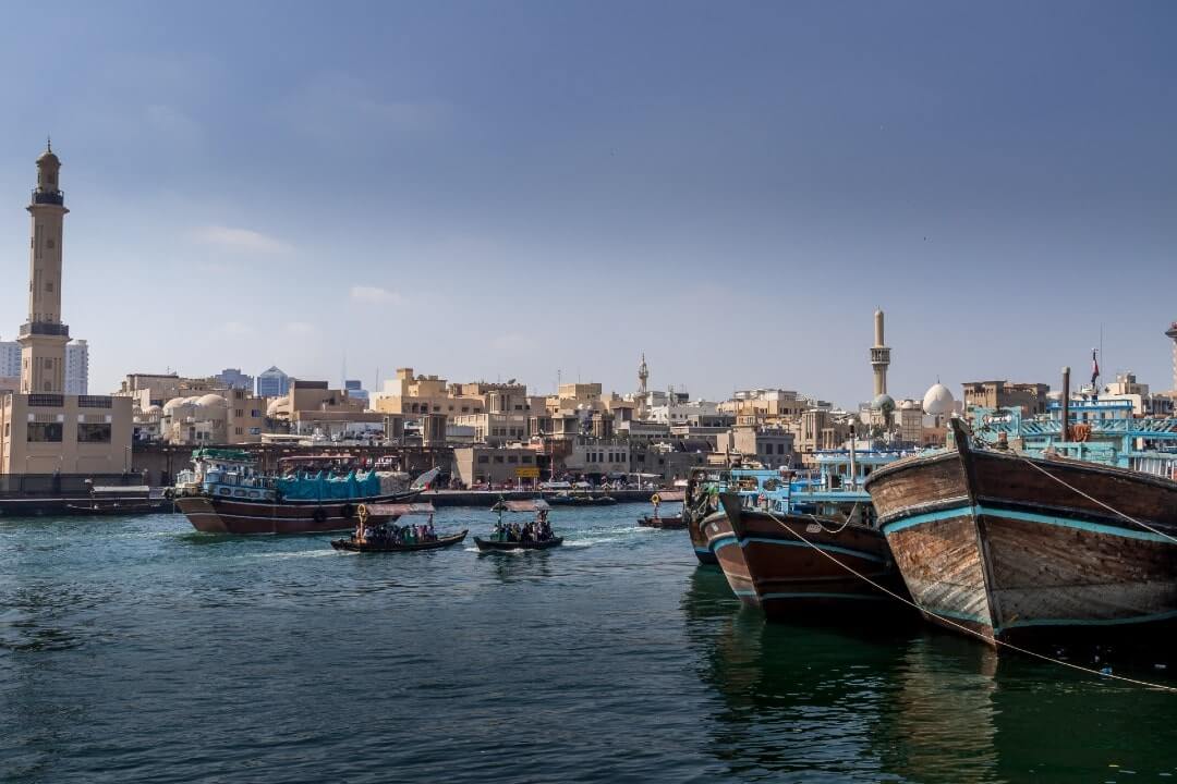 Il Dubai Creek di Dubai percorso da qualche abra.