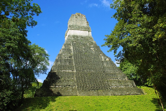 Una piramide Maya nel sito archeologico di Tikal, tra le principali attrazioni per sapere cosa vedere in Guatemala