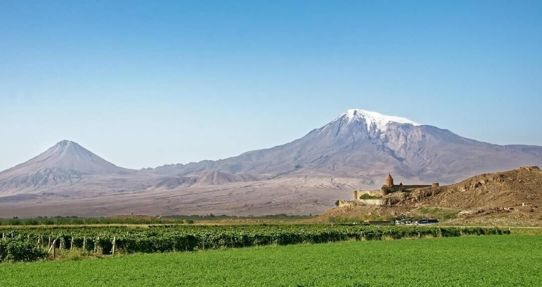 Vista di una pianura e una montagna, un assaggio delle cose da vedere in Armenia.