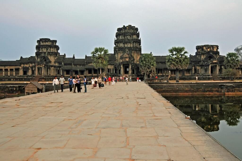 Angkor Wat visitata da diverse persone, Cambogia.