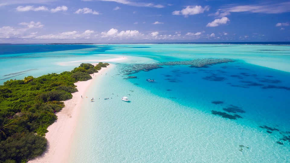 Paradisiaca spiaggia di sabbia bianca di fronte a un mare cristallino: una meraviglia da raggiungere con l’assicurazione viaggio Maldive