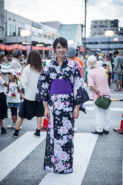 Una ragazza giapponese indossa lo Yukata, una sorta di kimono più leggero ed economico. Scopri cosa comprare in Giappone con i consigli di Amerigo.it