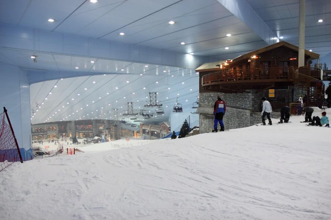 Le piste e gli sciatori dentro lo Ski Dubai del Dubai Mall.
