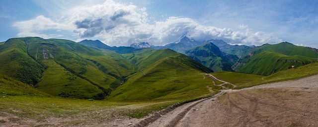 Le verdi montagne del Caucaso, una meraviglia da cui iniziare per sapere cosa vedere in Georgia