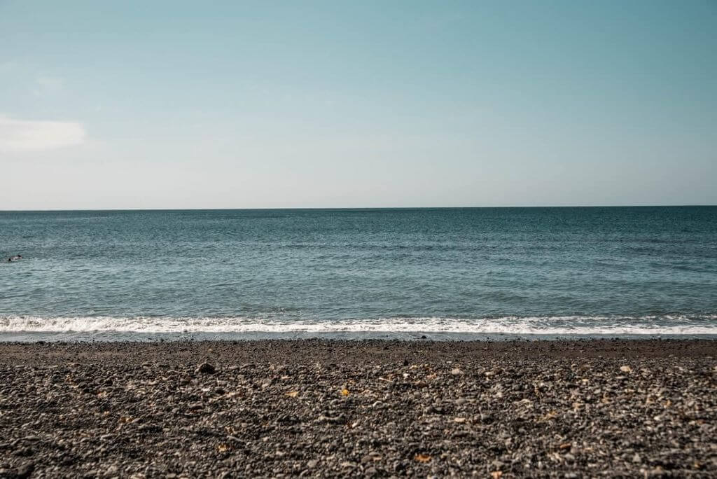 Spiaggia nera di Amed, a Bali.