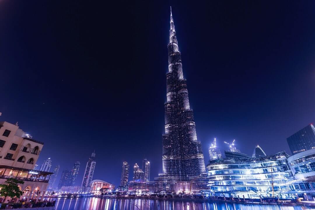 L'immenso Burj Khalifa illuminato dalle luci della sera per tutti i suoi 830 metri.