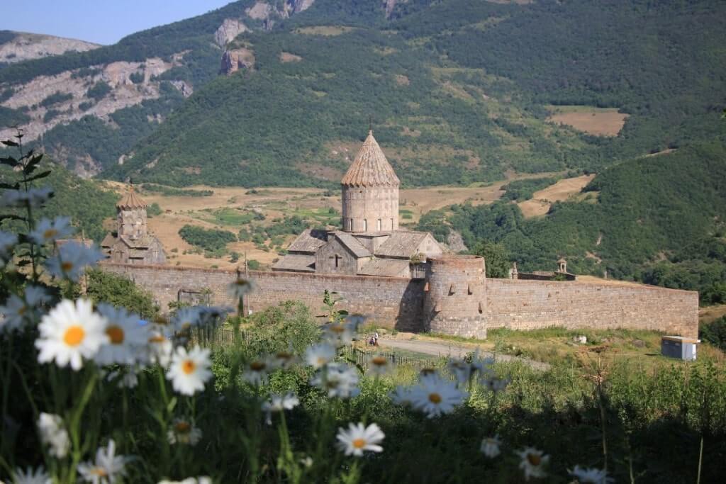 Il Monastero Tatev, una delle tante attrazioni da vedere con un'assicurazione viaggio per l'Armenia.