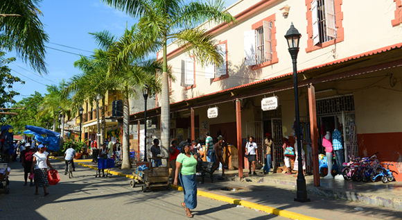 Una strada periferica di Montego Bay. La Giamaica è pericolosa? Scoprilo con Amerigo.it