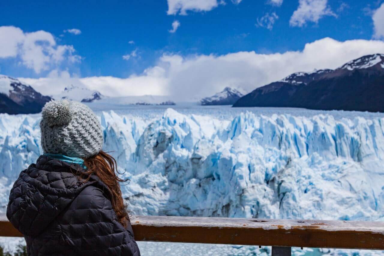 Una donna di spalle osserva il panorama del ghiacciaio del Perito Moreno, in Argentina.