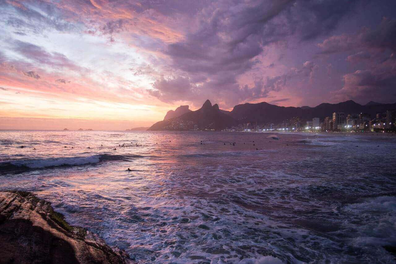 Vista del tramonto che colora il mare da Pedra do Arpoador, a Rio de Janeiro, Brasile.