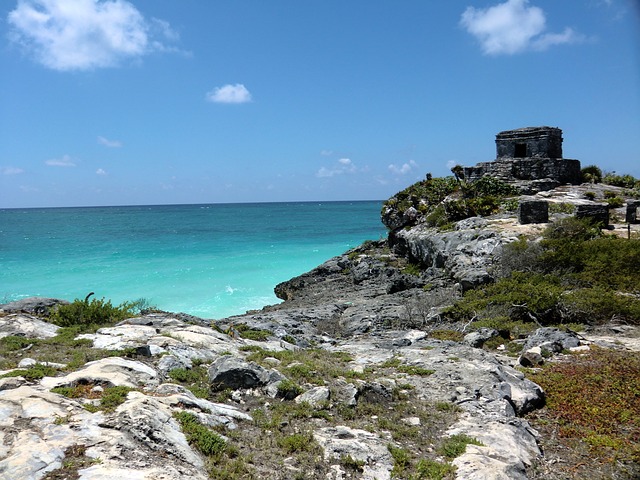 La spiaggia che costeggia il sito maya di Tulum. Scopri le spiagge più belle del Messico con Amerigo.it