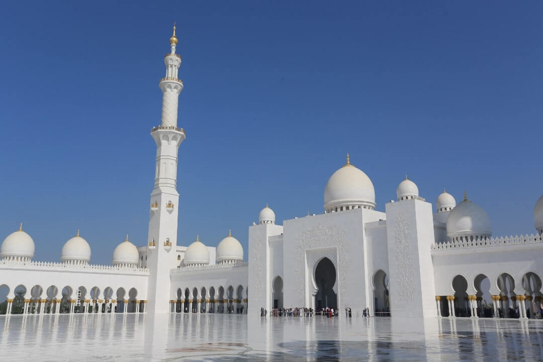 La facciata della Grande Moschea dello Sceicco Zayed di Abu Dhabi, negli Emirati Arabi.