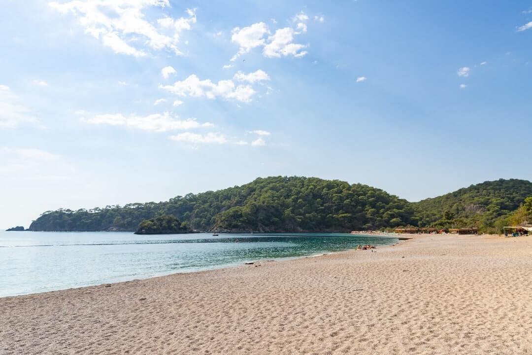 La spiaggia assolata di Oludeniz, in Turchia.